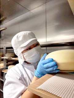 ひたちおおたチーズ工房の製造責任者の亀井