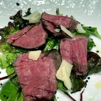 常陸牛イチボとさとやまタリアータ　赤ワインソースとマスタードヴィネグレット